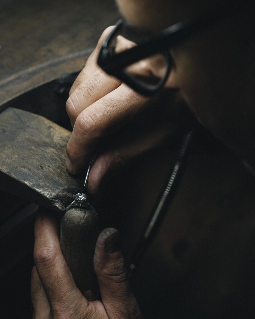 How to Choose an Engagement Ring Jeweller in Paris